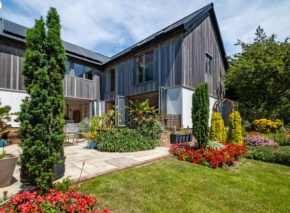 Stunning 5 Bed 3 Bath House Near The Sea!